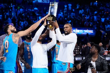 Los jugadores del equipo de Shaquille O'Neal levantan el trofeo de ganadores del All-Star 2025.