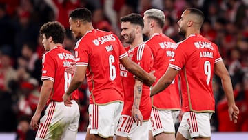 Lisboa (Portugal), 04/02/2024.- Benfica's Rafa Silva (C) celebrates with his teammates after scoring the 3-0 goal during the Portuguese First League soccer match between Benfica and Gil Vicente, in Lisbon, Portugal, 04 February 2024. (Lisboa) EFE/EPA/FILIPE AMORIM
