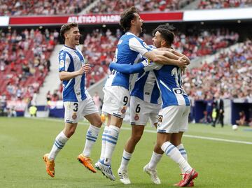 Los jugadores del Espanyol celebran el 1-1 de De Tomás al Atlético de Madrid.