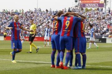 El equipo celebra el 0-1 de Messi. 