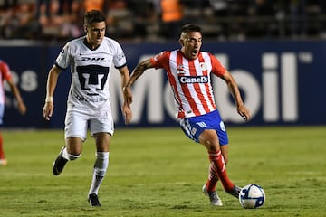 Ricardo Centurión (derecha) en un partido contra los Pumas.