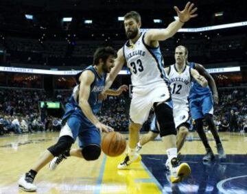 Marc Gasol intenta parar a Ricky Rubio.