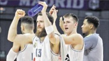 Sergio Rodríguez y Doncic aplauden tras un triunfo.