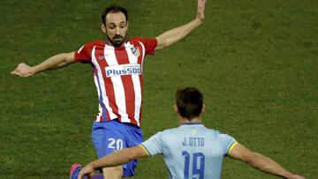 GRA312. MADRID, 12/02/2017.- El defensa del Atl&eacute;tico de Madrid Juanfran (i) pelea un bal&oacute;n con Jony, del Celta, durante el partido de Liga de Primera Divisi&oacute;n disputado esta noche en el estadio Vicente Calder&oacute;n, en Madrid. EFE/JuanJo Mart&iacute;n