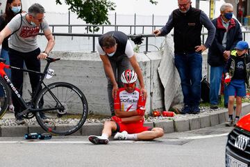 El francés Nicolas Edet, recibe asistencia después de caer durante la 14ª etapa del Giro de Italia