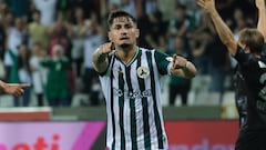 El delantero español que retoza en el infierno turco