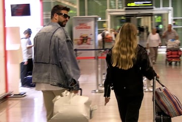 Gerard Piqué y Clara Chía llegan a Barcelona tras pasar disfrutar de unos días en París. El defensor del Fútbol Club Barcelona ya no esconde a su nuevo amor.