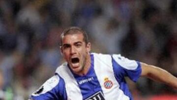 <b>SÓLO UN PERO.</b> Pandiani, que celebra el segundo tanto españolista, y Moisés no estarán en Bremen por acumulación de tarjetas.