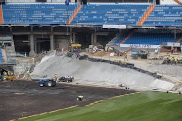 Los trabajos de remodelación del estadio del Real Madrid siguen sin pausa. A unos días del estreno los esfuerzos se centran en el terreno de juego.