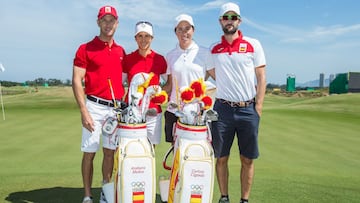 Carlota Ciganda y Azahara Muñoz posan antes ce competir en los Juegos Olímpicos de Río 2016.