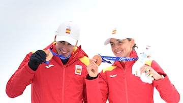 Milano Cortina 2026 Olympics - Ski Mountaineering - Mixed Relay Victory Ceremony - Stelvio Ski Centre, Bormio, Italy - February 21, 2026. Bronze medallist's Ana Alonso Rodriguez of Spain and Oriol Cardona Coll of Spain celebrate on the podium during the Ski Mountaineering - Mixed Relay Victory Ceremony REUTERS/Angelika Warmuth