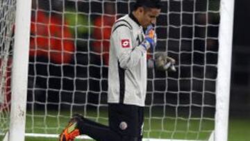 Keylor Navas, rezando antes de un partido de Costa Rica.