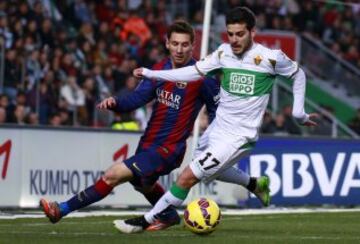 Víctor Rodríguez ante Messi.