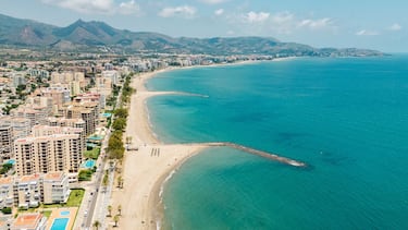 
Es la playa más extensa de la localidad, con casi tres kilómetros de longitud, lo que permite disfrutar de amplios espacios incluso en temporada alta. Su arena fina y aguas poco profundas la hacen ideal para familias. Cuenta con paseo marítimo, servicios completos, zonas de ocio y actividades como cine en la playa o deportes náuticos.   
