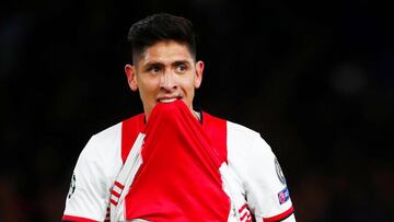 El mexicano inició en la banca el duelo ante Chelsea. Su equipo ganaba 1-4 como visitante, pero dos expulsiones y la remontada obligaron su entrada.