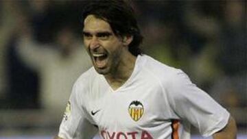 <b>DE PIEDRA.</b> La marcha del jugador al Villarreal ha dejado 'helada' a la plantilla ché.