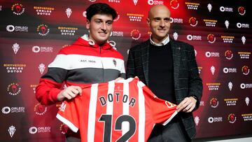 28/01/2025.- Mareo.- SPORTING GIJON FUTBOL.- Carlos Doctor(i) presentado junto al Presidente ejecutivo,David Guerra(d) como nuevo jugador de Sporting de Gijón procedente de su rival el Real Oviedo. EFE/Paco Paredes