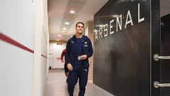 Denis Su&aacute;rez camina por los vestuarios del Arsenal antes de un partido con el conjunto ingl&eacute;s.