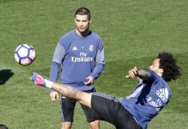 Gran ambiente entre los jugadores del Real Madrid durante el entrenamiento.