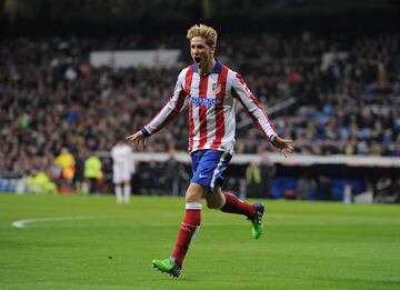 
El regreso del hijo pródigo. Torres volvía a vestir la camiseta del Atlético en enero de 2015 después de haber dicho adiós en el verano de 2007. Una cesión invernal, mientras que Cerci hacía el camino inverso a Milán, pero que se acabó convirtiendo en una incorporación que le dio mucho a Simeone. Su presentación en un Vicente Calderón a reventar es historia del Atlético. Tres temporadas y media en las que consiguió 38 goles, alcanzó la final de la Champions y levantó la Europa League, su título con el equipo de su corazón. El actual entrenador del Atleti B dio una buena versión pese a que fue su última etapa en Europa. Las últimas cabalgadas del Niño en el Calderón y el primer año del Metropolitano, de donde se despidió con un doblete.
