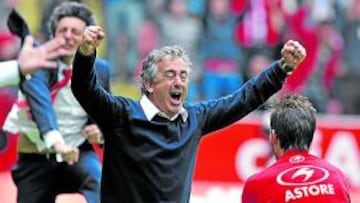 <b>ÉXTASIS.</b> Manolo Preciado celebra el triunfo del Sporting ante el Málaga que saca a los gijoneses de los puestos de descenso.