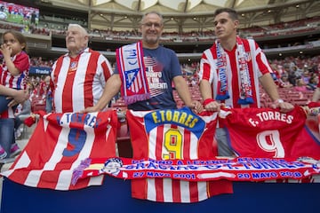 Los aficionados rojiblancos se volcaron con Fernando Torres. 