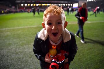 Un pequeño fan del Bristol se muestra entusiasmado ante la cámara en el partido de cuartos de final de la Carabao Cup contra el Manchester United.
