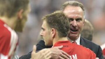 Rummenigge consuela a Lahm tras la derrota del Bayern en la final de la Champions.