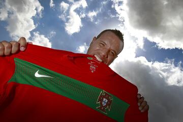 Del encuentro entre portugueses y brasileños saldría el rival de la Selección española en octavos de final. Al fin y al cabo se medían dos de las selecciones favoritas al título. En ellas figuraban dos de las estrellas del momento: por un lado estaba Cristiano, mientras que Luis Fabiano lo era por parte de la canarinha (era su máximo goleador). Además, los portugueses esperaban acabar por primera vez en su historia una primera fase imbatido, y tenían un premio de 50.000 euros por cabeza si pasaban a los octavos de final. Un premio que ascendía a 340.000 si se llevasen finalmente el título mundial…