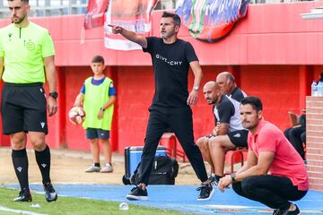 Iván Ania, entrenador del Córdoba, durante el partido en Algeciras.