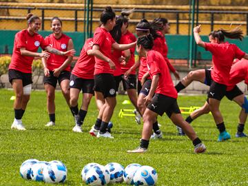 La Selección de Paraguay entrenó en el estadio Álvaro Gómez Hurtado de Floridablanca con miras al partido de semifinales de Copa América Femenina.