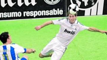 <b>PROTAGONISTA. </b>Manjarín intenta frenar a Julio Llorente.che.