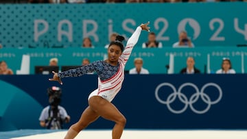 PARÍS, 30/07/2024.- La gimnasta estadounidense Simone Biles en la prueba de Ejercicios de suelo durante la final de Gimnasia Artística en Equipos Femenino, parte de los Juegos Olímpicos de París 2024 este martes, en el Bercy Arena de la capital francesa. EFE/ Julio Muñoz