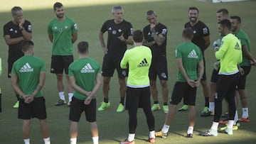Setién, rodeado de ayudantes y jugadores del Betis.