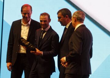 Alejandro Valverde recibi車 el premio Velo D'Or de manos de Javier Guillen, director de la Vuelta.