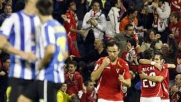 <b>ALEGRÍA Y DECEPCIÓN. </b>Los jugadores del Murcia se abrazan mientras Urko Vera y Sardinero se disponen a sacar de centro.