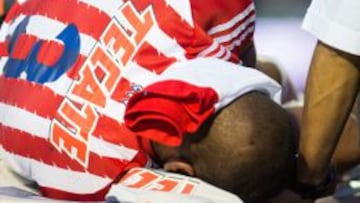 Carlos Salcido doliéndose tras la fuerte entrada de Jesús Dueñas el domingo pasado.