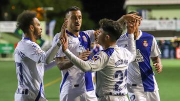 EL PASO (LA PALMA) 20/12/2022.- Los jugadores del RCD Espanyol celebran el gol de Nicolás Melamed (2d), durante el encuentro correspondiente a la segunda eliminatoria de la Copa del Rey que CD Atlético el Paso y RCD Espanyol disputan hoy martes en el estadio Municipal de El Paso. EFE / Luis G Morera.