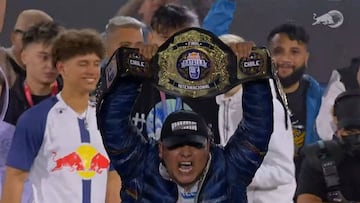 Momento en que Aczino levanta el cinturón del Bicampeonato