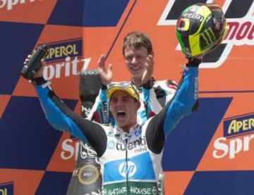 Pol Espargaró muy feliz tras ganar la carrera de Moto2.