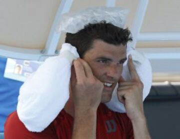 Desde el primer día de competición el Abierto de Australia está registrando temperaturas que superan los 40ºC por la ola de calor que afecta a Melbourne. Frank Dancevic con bolsas de hielo para combatir las altas temperaturas.