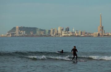 Ciudadanos practican surf en el Maresme barcelonés este sábado. Miles de españoles salen este sábado por primera vez desde que se decretó el estado de alarma a hacer deporte y a pasear cuando la séptima semana de confinamiento llega a su fin, aunque lo harán con limitaciones. 