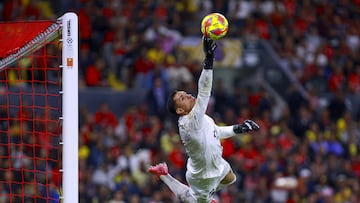 Luis Malagon of America during the 12th round match between Atlas and America as part of the Liga BBVA MX, Torneo Clausura 2025 at Jalisco Stadium, on March 15, 2025 in Guadalajara, Jalisco, Mexico.