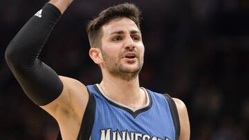 SAN10 SAN ANTONIO (TX, EEUU), 17/01/2017. - Ricky Rubio de Timberwolves reacciona en el juego ante Spurs hoy, martes 17 de enero de 2017, durante su partido de la NBA en San Antonio (TX; EE.UU.). EFE/DARREN ABATE