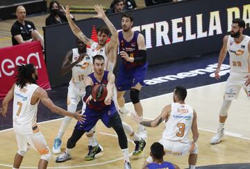 Víctor Claver entre Achille Polonara, Ilimane Diop, Pierria Henry y Tornike Shengelia.
