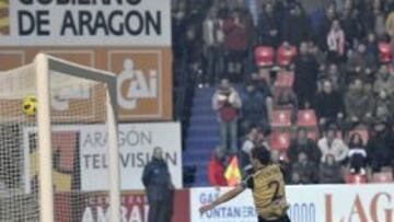 <b>MOMENTO CLAVE. </b>Alcaide observa cómo el balón entra en su portería tras intentar el despeje sin éxito.