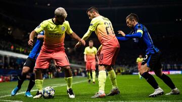 Manchester City's Argentinian striker Sergio Aguero (L) and Manchester City's Portuguese midfielder Bernardo Silva (C) challenge Atalanta's Argentinian forward Papu Gomez (R) in the corner area during the UEFA Champions League Group C footb
