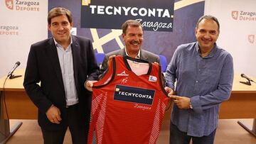 Benito, Garcés y Casadevall sostienen la nueva camiseta del Tecnyconta Zaragoza.