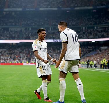 Joselu celebra su gol con Rodrygo, autor del centro que terminó rematando el delantero internacional por España.