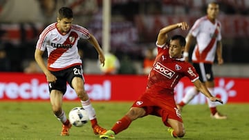 &#039;Torito&#039; Rodr&iacute;guez, a la derecha, en un partido contra River Plate. 
 